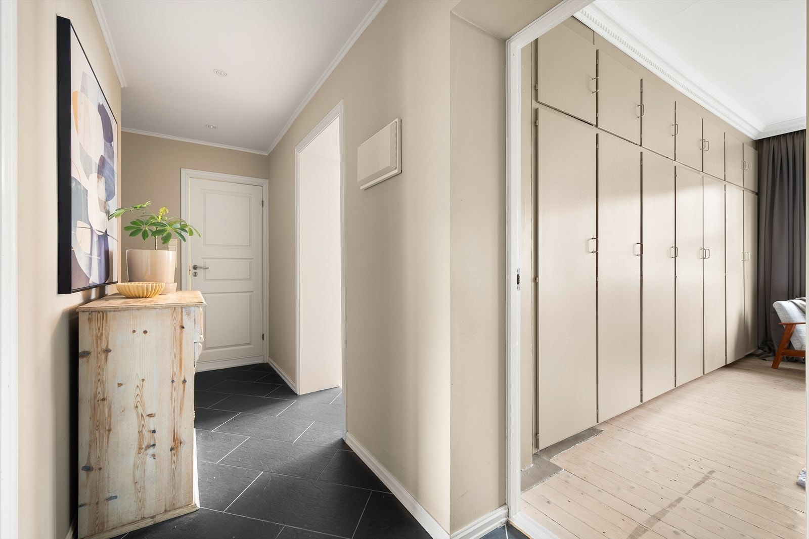 Her får du et umiddelbart godt og gjennomført førsteinntrykk! Det er plass til knagger og skohylle for oppbevaring av yttertøy. Galleribilde