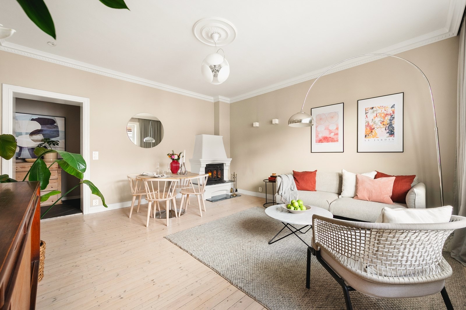 I stuen er det god plass til stor sofagruppe med tilhørende sofabord og tv-møblement samt spisebord. Galleribilde