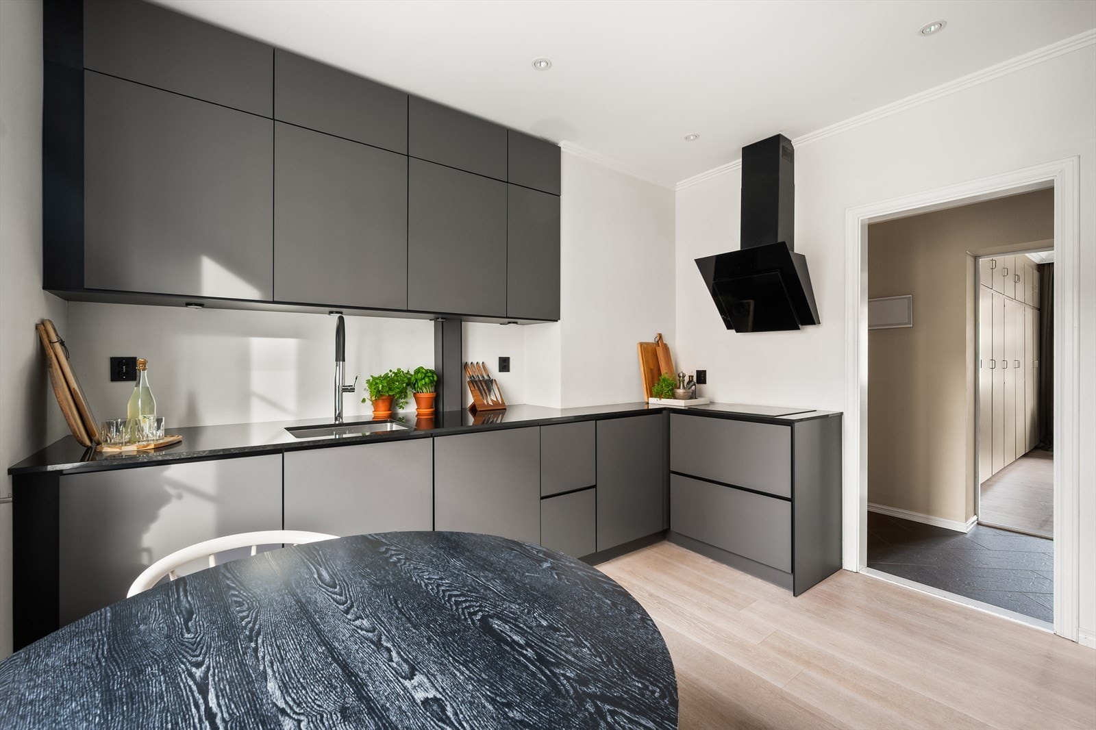 Arealet er utnyttet til det maksimale med himlingshøye overskap, så her er det godt med både skap- og benkeplass. Galleribilde