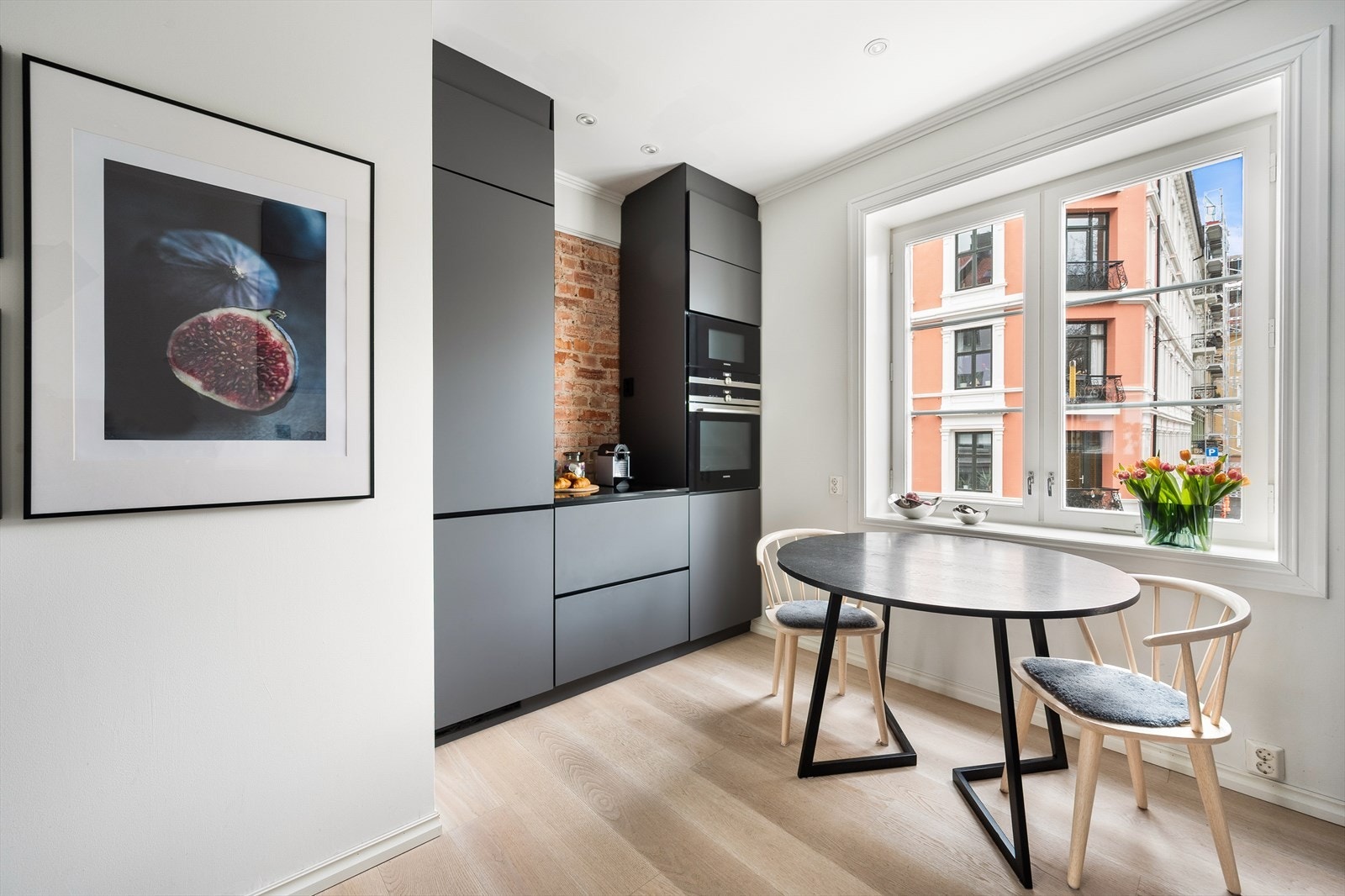 Ved vinduet er det plass til spisebord. Galleribilde