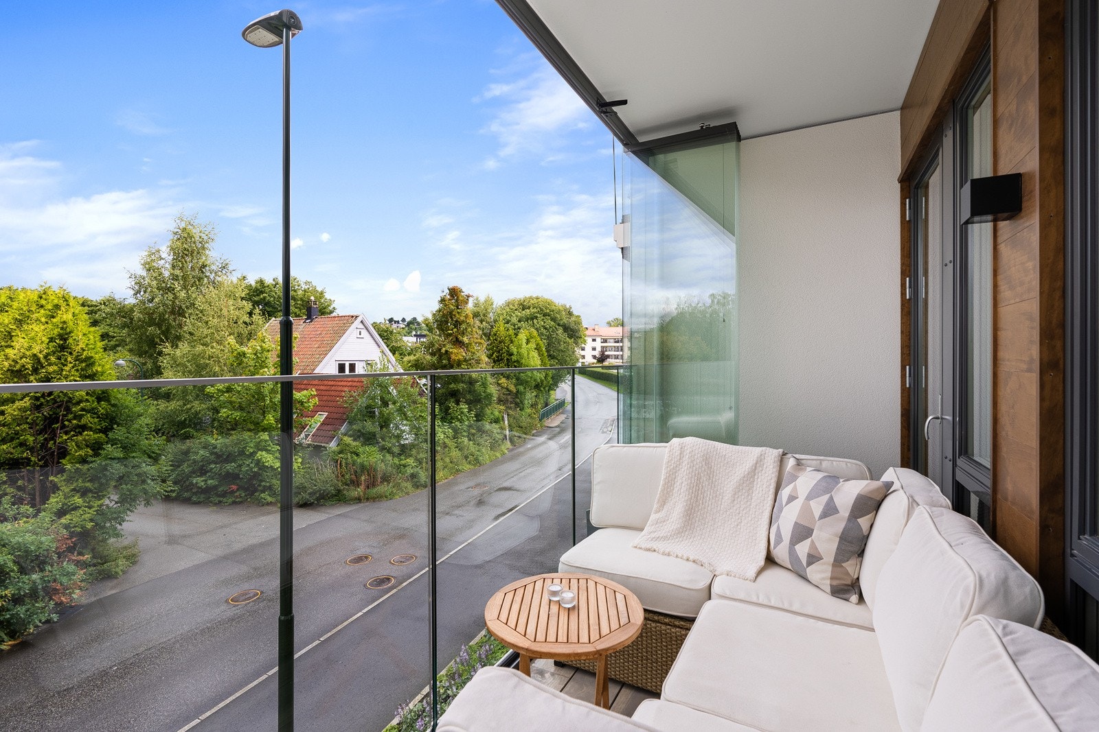 ...også på denne balkongen kan glassveggene om ønskelig foldes sammen slik at balkongen blir helt åpen. Galleribilde