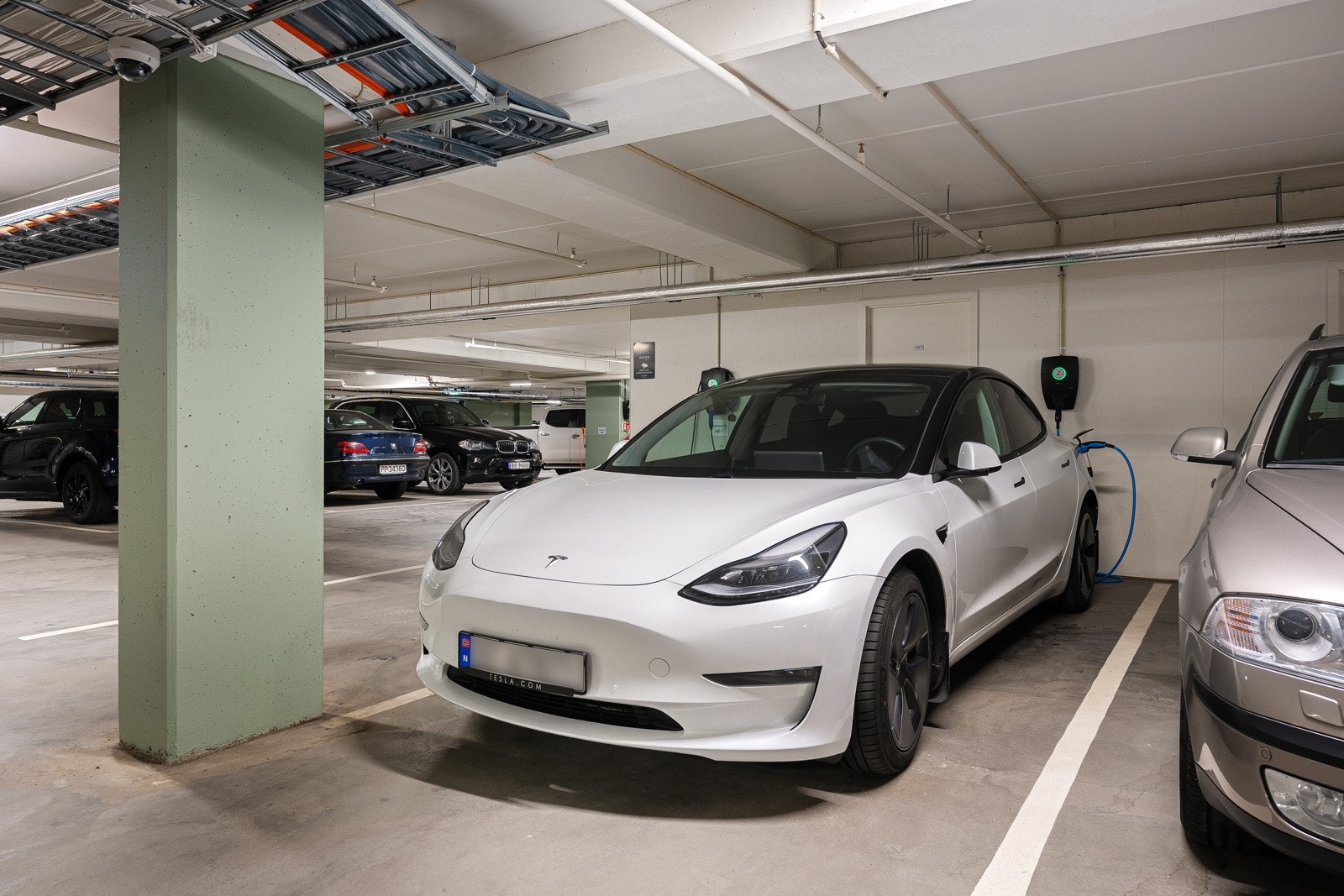 Det er tilhørende garasjeplass med elbil-lader i garasjeanlegget i underetasjen. Galleribilde