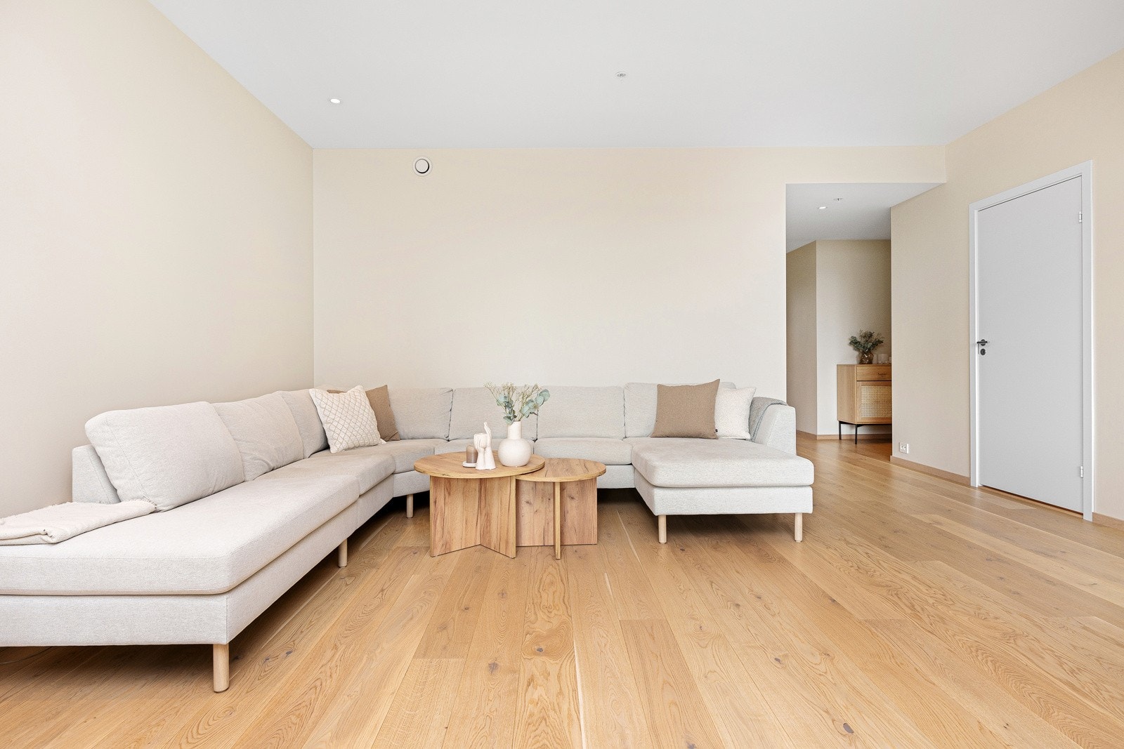 Legg merke til at alle veggflater er som nye, uten merker etter bildeoppheng. Galleribilde