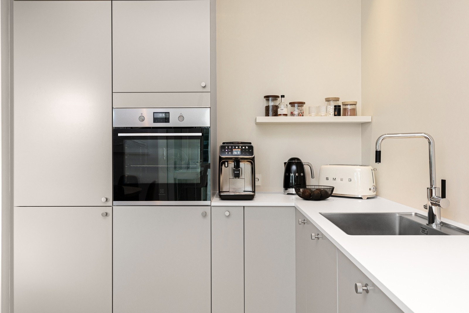 Det er integrerte hvitevarer som følger med i handelen. Galleribilde