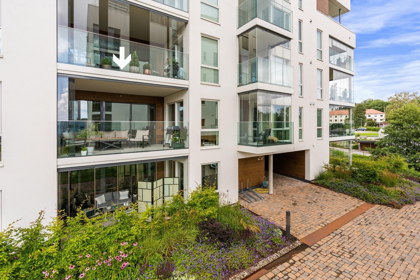 Leiligheten ligger avskjermet i byggets 2.etasje, vendt inn mot det koselige fellesområdet. Galleribilde