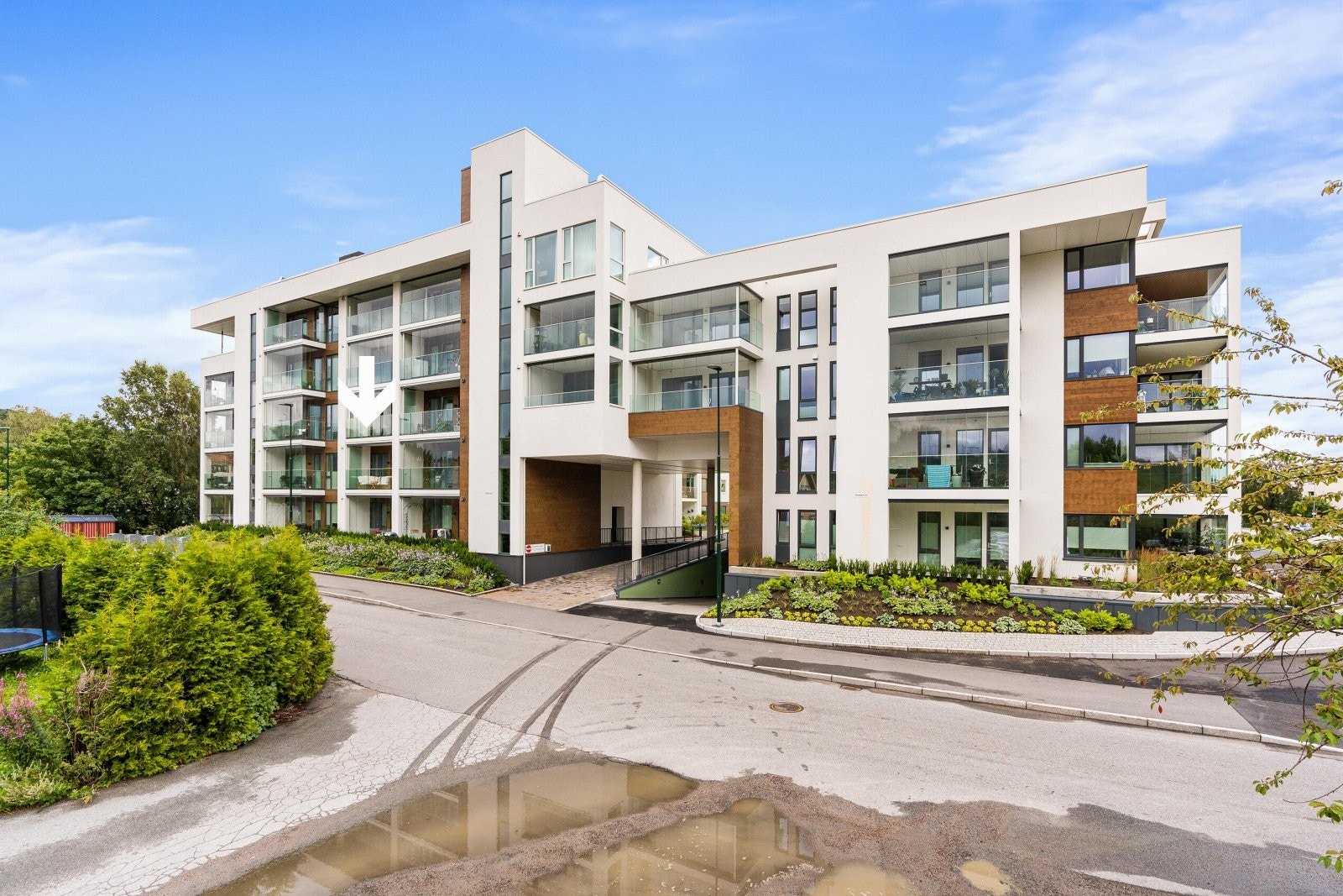 Det må bemerkes at denne leiligheten ligger avskjermet og godt tilbaketrukket fra Østre Ringvei. Galleribilde