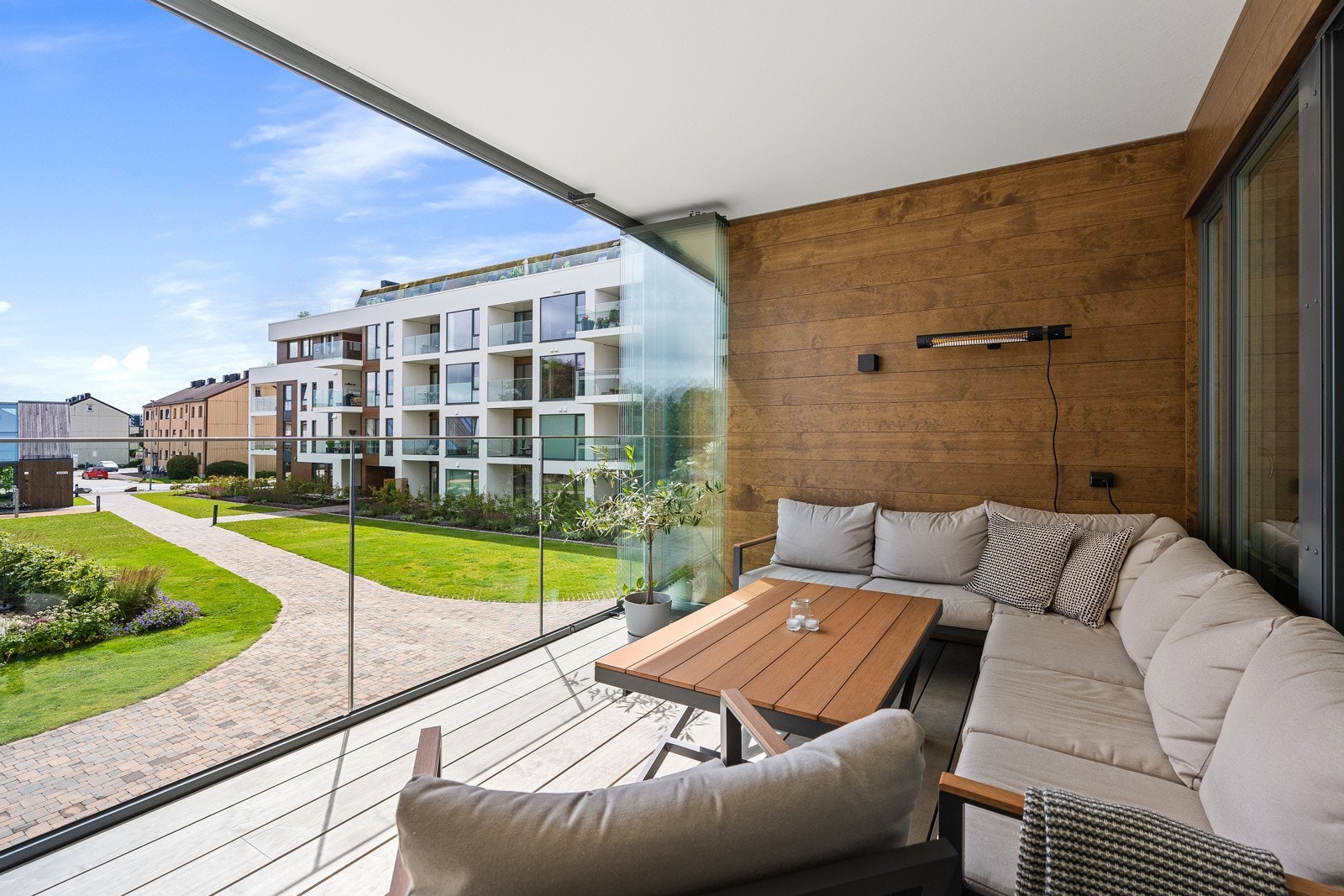 Leiligheten har en stor innglasset balkong i tilknytning til stue, og en på andre siden i tilknytning til soverom. Galleribilde