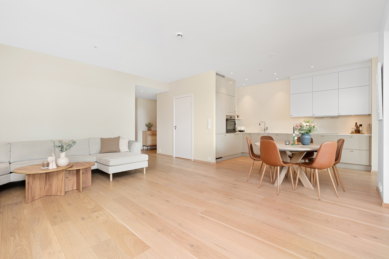 Det er eksklusive gulvflater med en-stavs eikeparkett - framstår som nytt (flislagte våtrom) Galleribilde