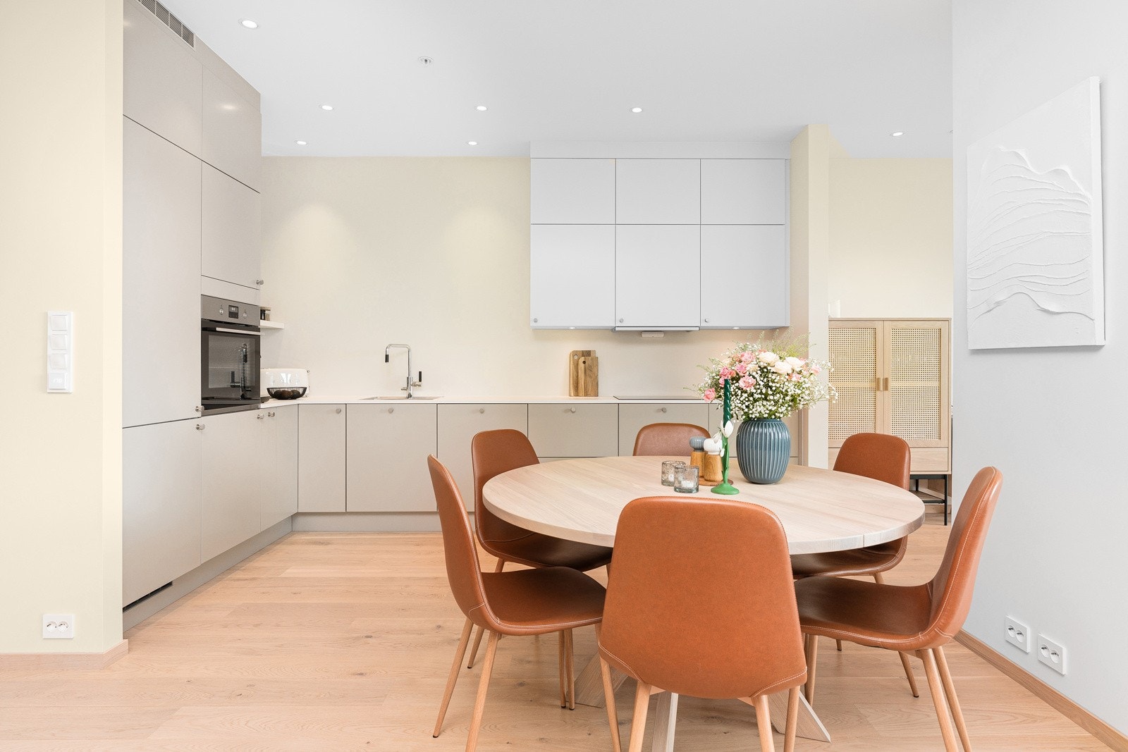 Spisebordet har sin naturlige plassering i overgangen mellom stue og kjøkken. Galleribilde