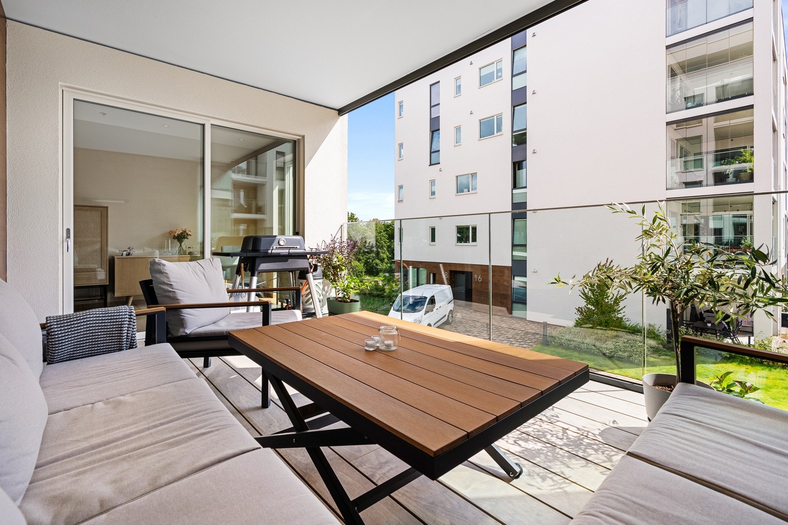 Leiligheten er gjennomgående med tilhørende innglasset balkong på begge sider. Galleribilde