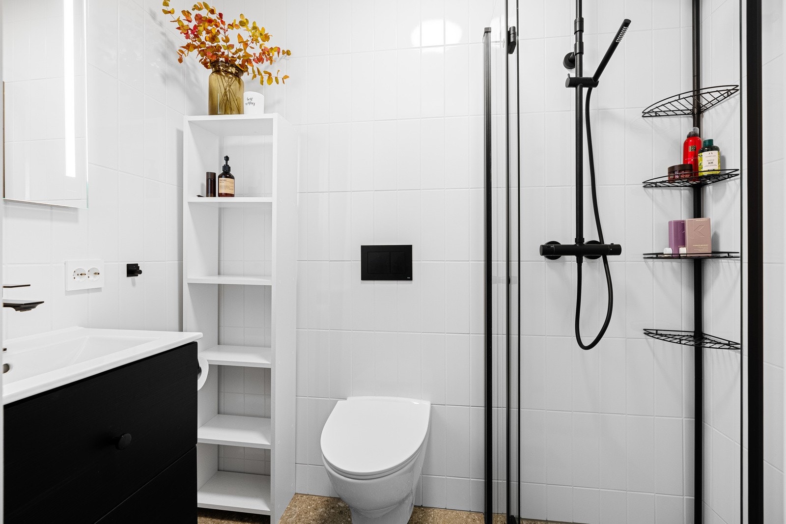 I tilknytning til hovedsoverommet er det et ekstra baderom med dusj. Galleribilde