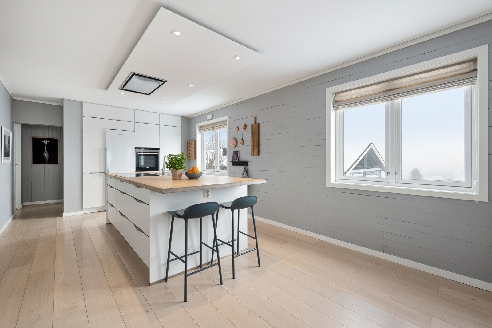 Boligen har et stort, lekkert og svært funksjonelt kjøkken i åpen løsning til spisestue og stue. Galleribilde