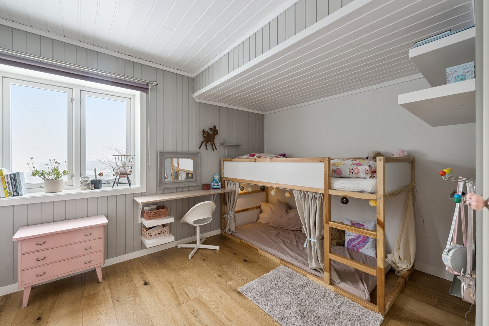 Rommene er malt i lyse farger og har godt innslipp av naturlig lys. Galleribilde