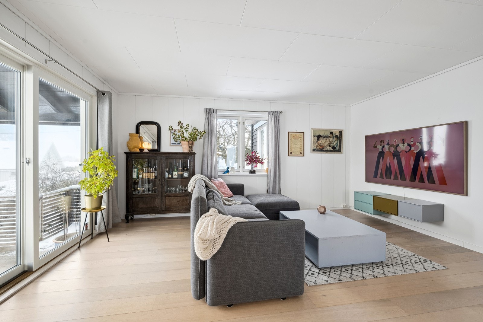 Gjennom skyvedørene kommer du videre ut til den store terrassen med flott utsikt. Galleribilde