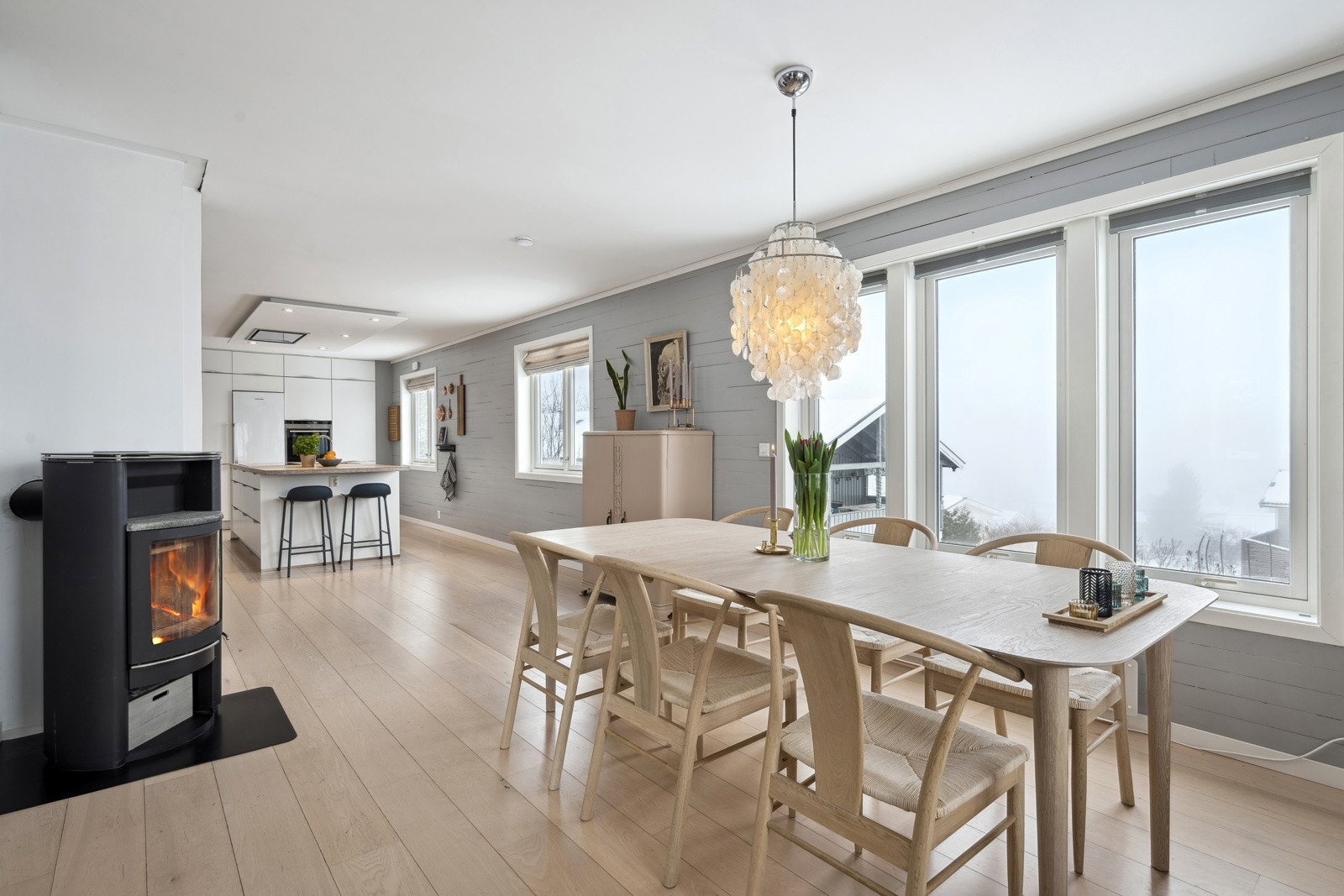 I hjørnet av rommet er det peis som gir ekstra hygge og god varme. Galleribilde