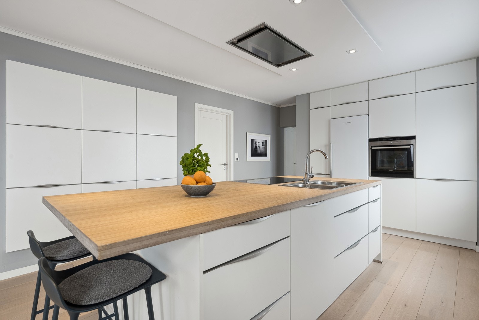 Et stort og flott kjøkken som blir et hyggelig samlingspunkt for hele familien. Galleribilde