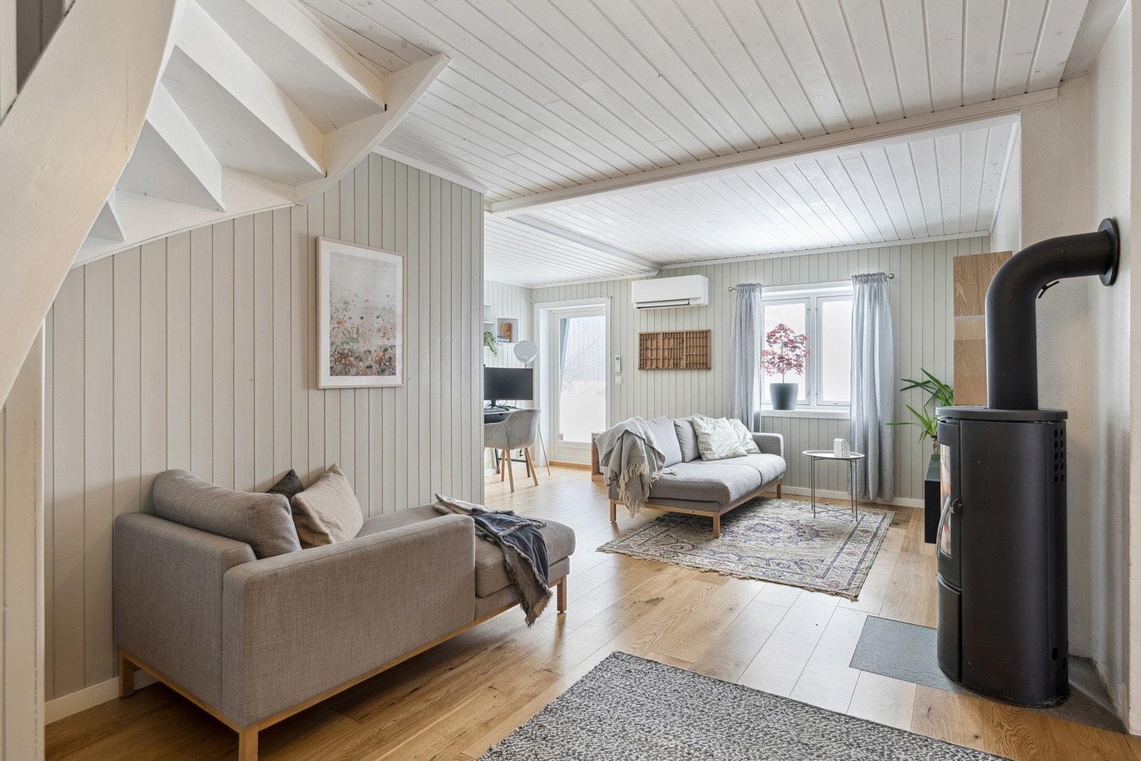 Lys og hyggelig kjellerstue med flere bruksmuligheter. Kjellerstuen er ikke omsøkt og godkjent for varig opphold. Galleribilde