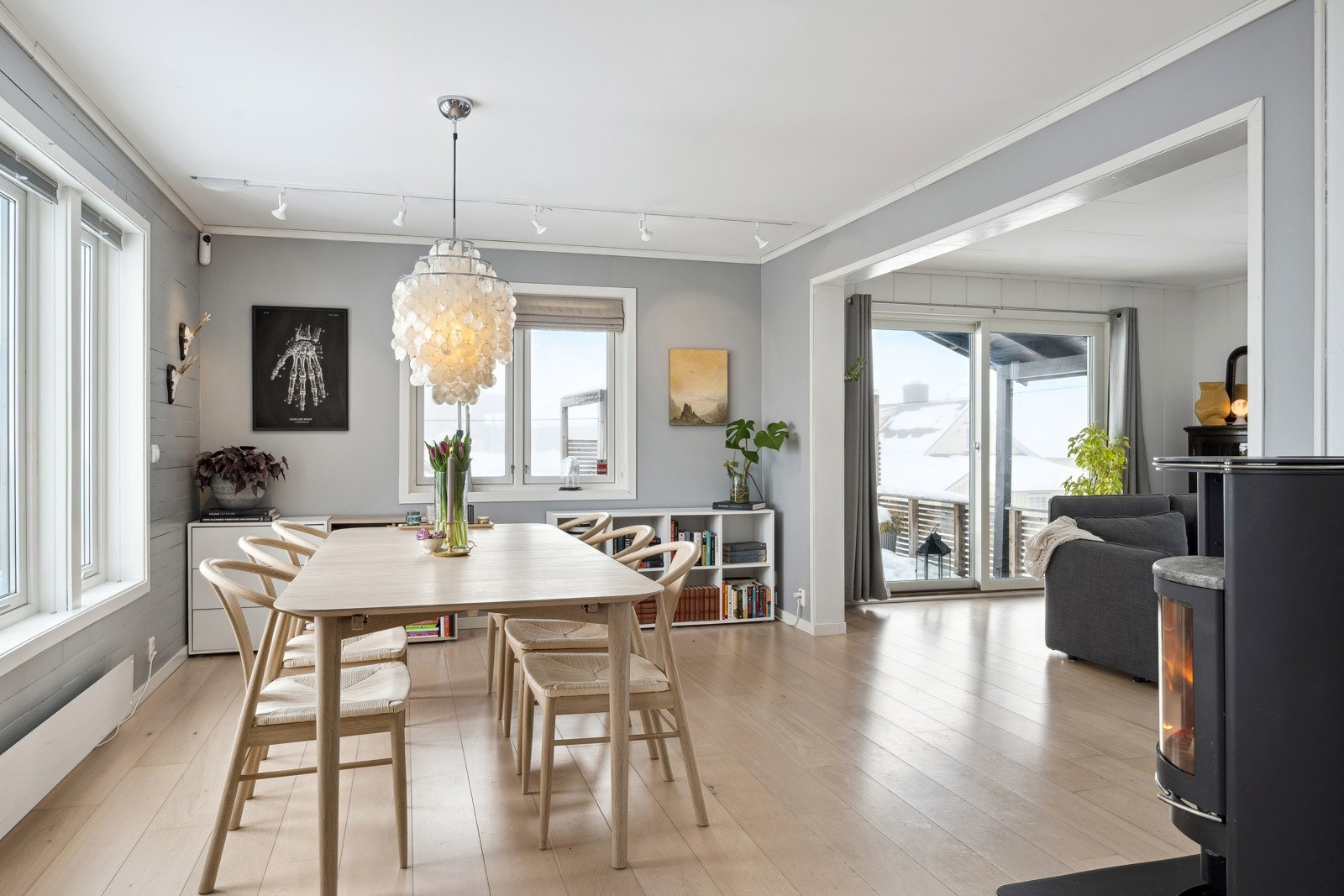 Kjøkkenet har åpen og sosial løsning til spisestue og stue. Galleribilde