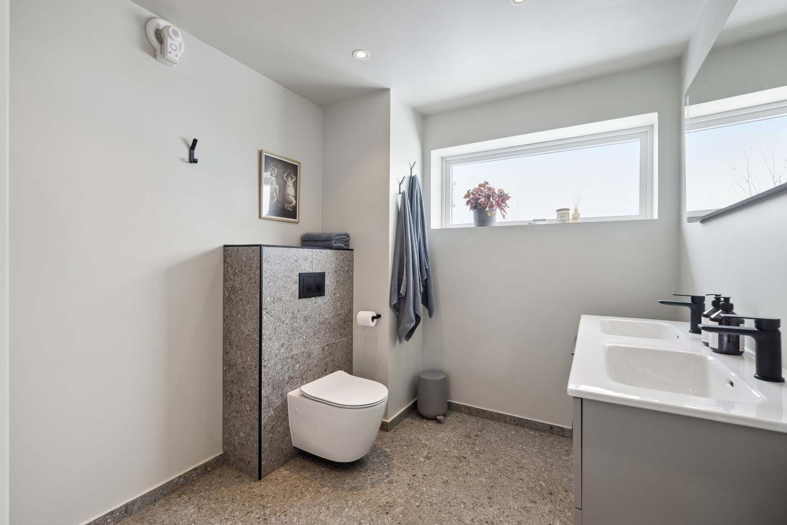 Delikat og moderne baderom totalrenovert av firma i 2022. Galleribilde