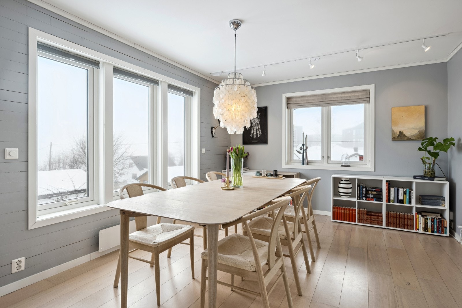 I spisestuen kan du plassere et stort langbord som passer ypperlig for sosiale sammenkomster, såvel som de hverdagslige middagene. Galleribilde