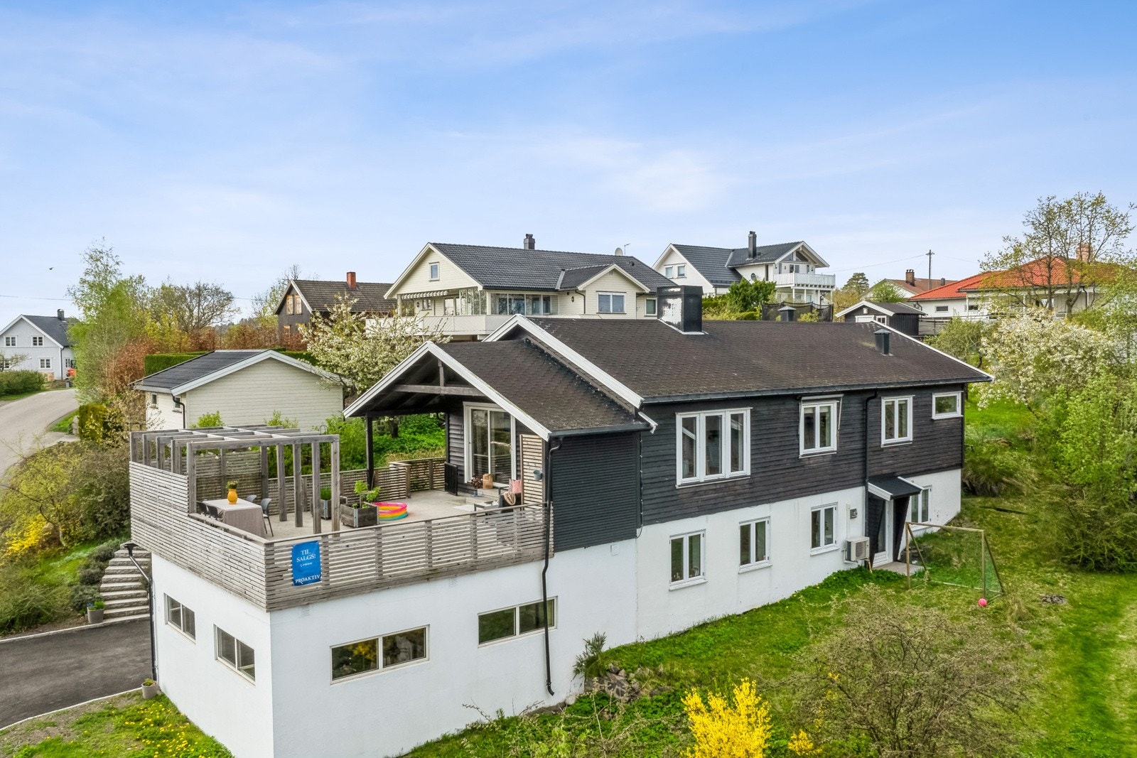 Fra boligener det kun 5. minutter gange til fjellheisen. Galleribilde