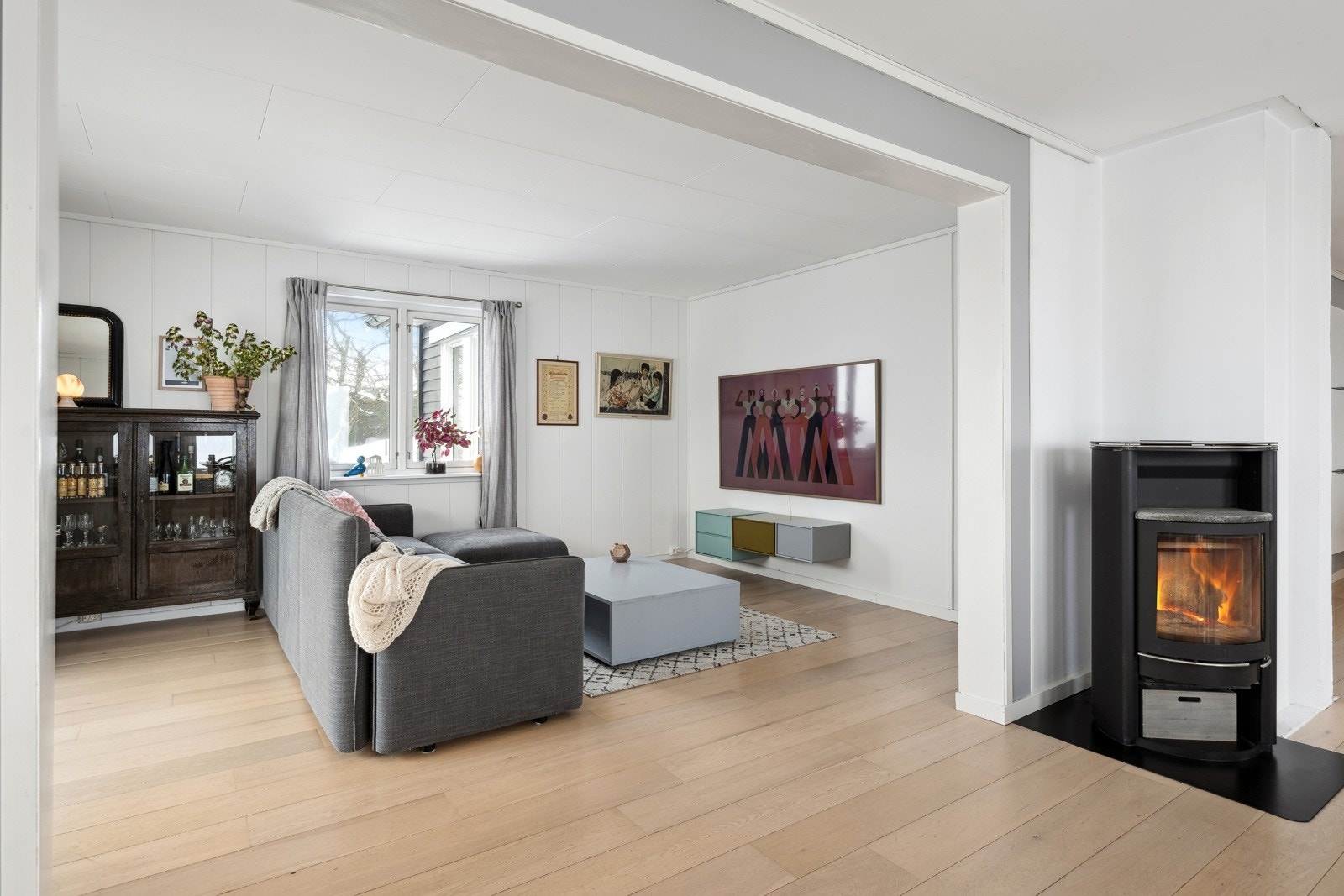 Videre inn i 1. etasje ligger en lun og hyggelig stuekrok. Galleribilde