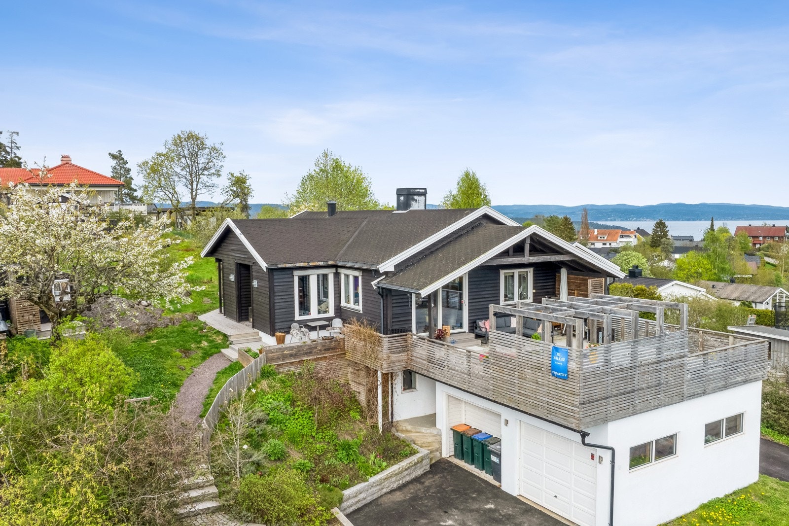 Eneboligen går over to plan, og har til sammen 4 soverom, to stuer, to bad og separat vaskerom med egen inngang. Galleribilde