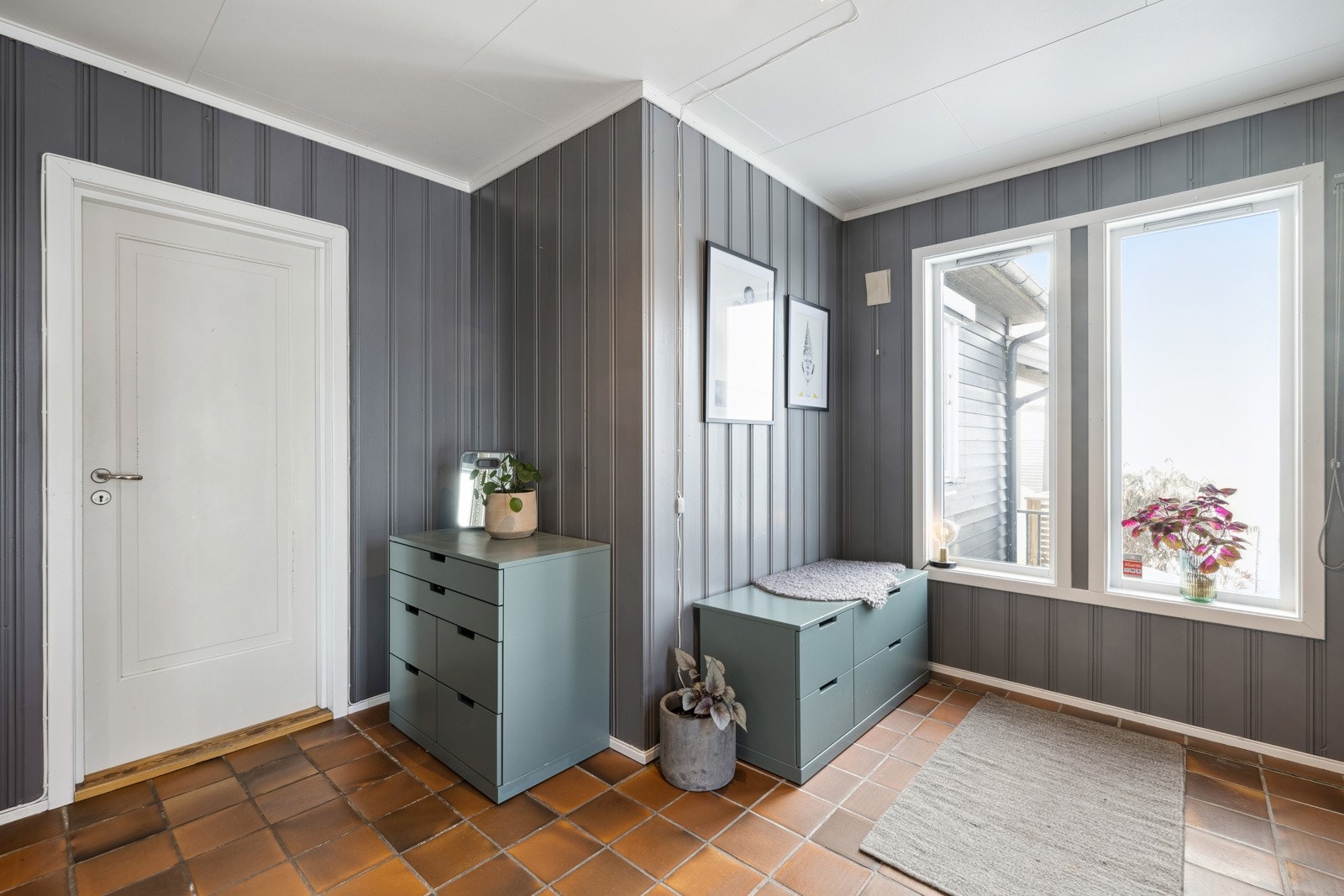 Innenfor døren er det romslig entré og gang med god plass til familiens yttertøy. Galleribilde