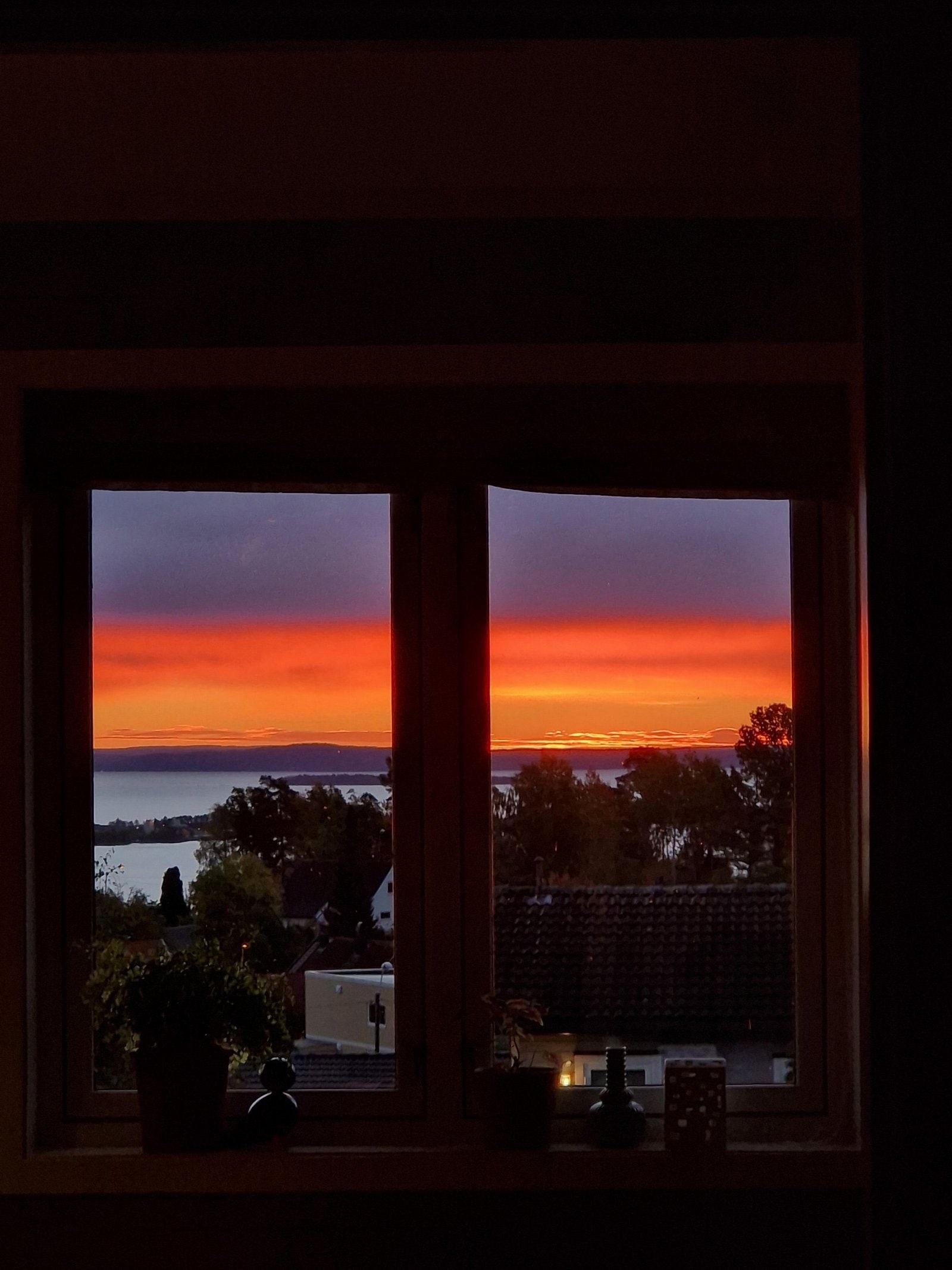 Flott solnedgang sett fra stuen. Galleribilde