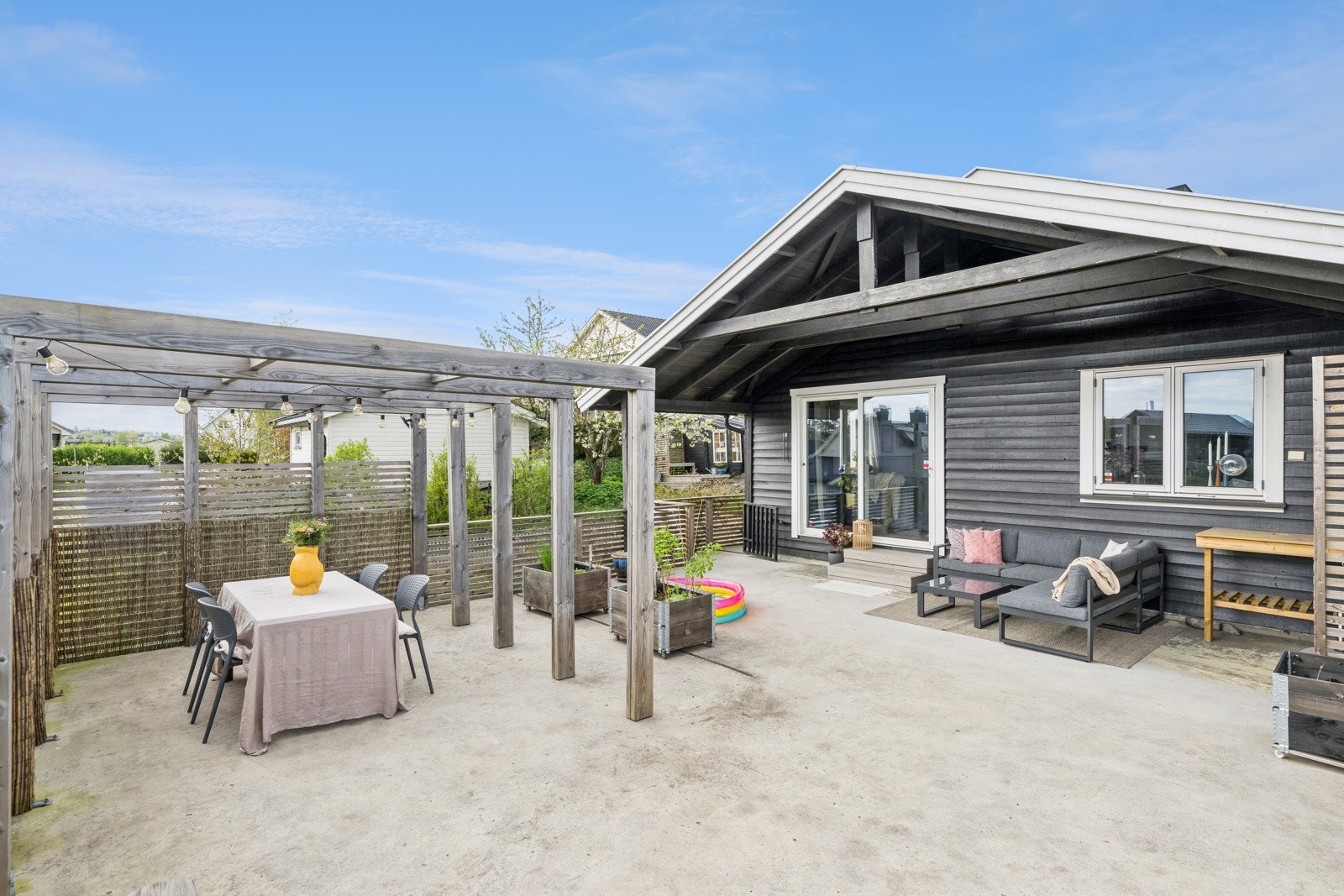 Stor deilig terrasse med flott sjøutsikt og gode solforhold. Galleribilde