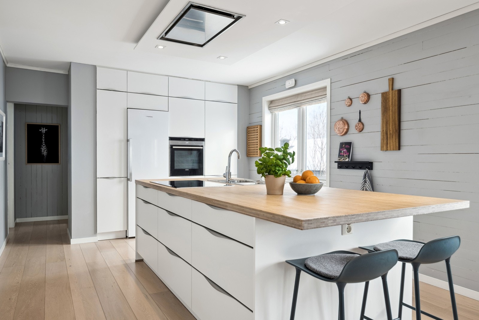 Kjøkkenet har stram og moderne innredning fra Nolte, komplett utstyrt med integrerte hvitevarer. Oppvaskmaskinen var ny i 2023. Galleribilde