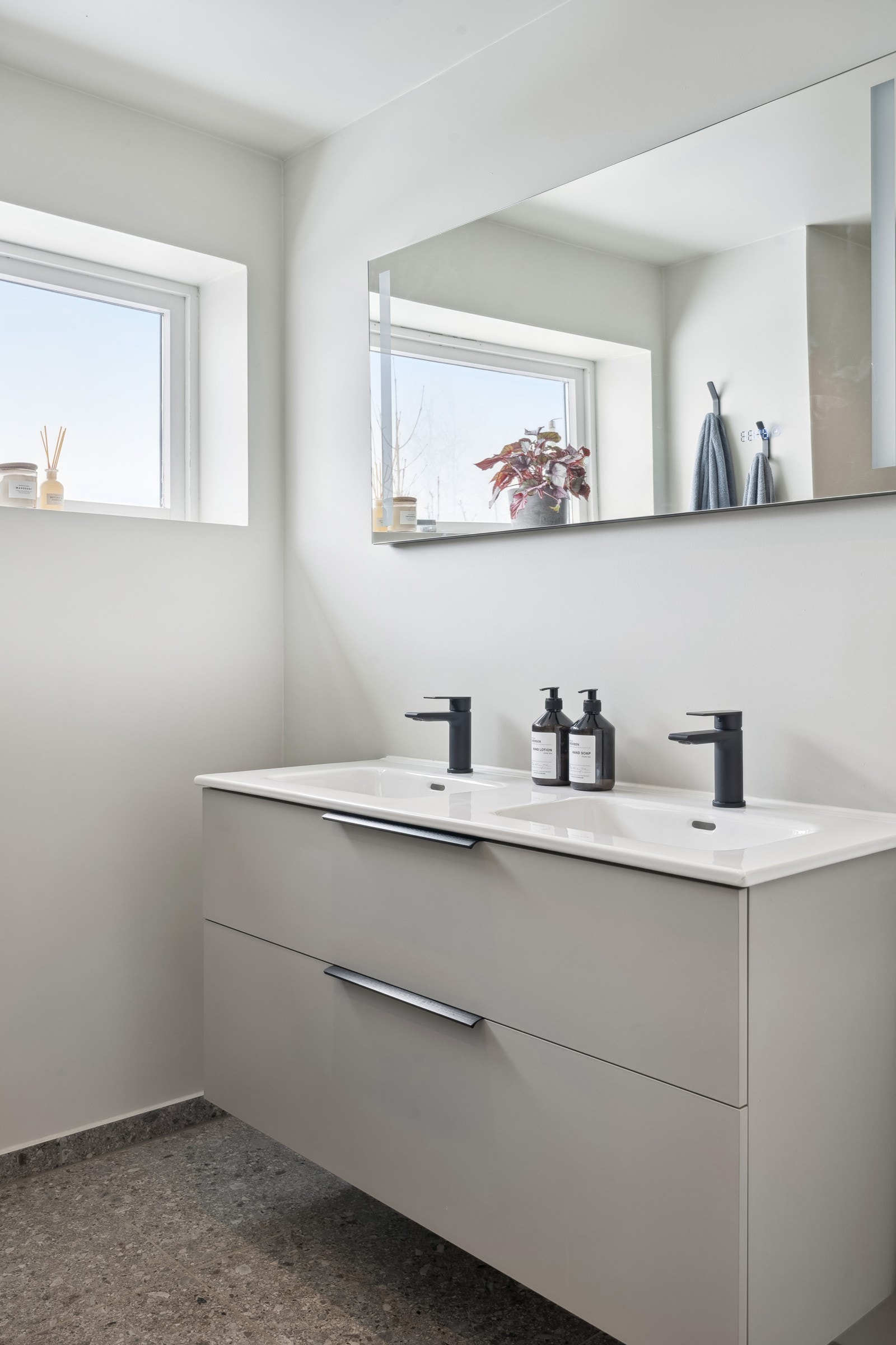 Badet har innredning med god plass, dobbel servant og speil med integrert belysning. Galleribilde