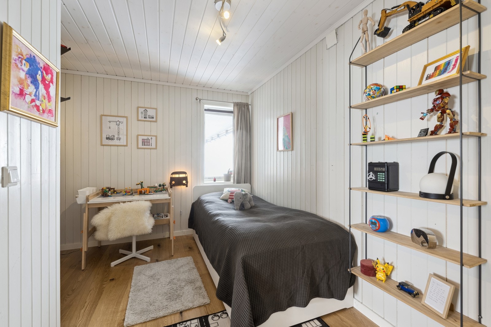 Alle soverommene har plass til det nødvendige som seng, nattbord og skap. Galleribilde