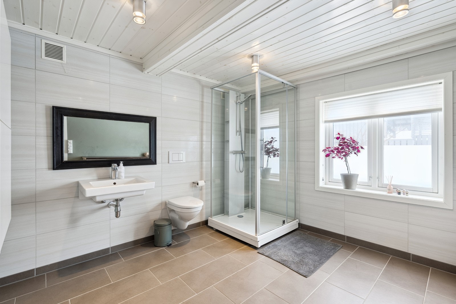 Badet i underetasjen har fin beliggenhet til soverommene. Badet i underetasjen er ikke omsøkt og godkjent for varig opphold. Galleribilde