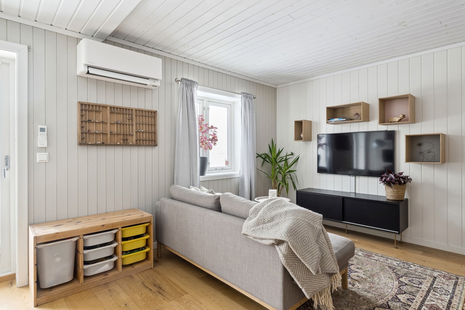 I kjellerstuen er det varmepumpe som ble montert i 2022. Galleribilde