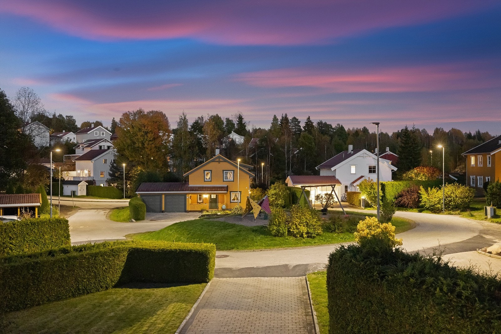 Trivelig og rolig boområde "innerst" på tunet - flere barnefamilier i nærområdet - rett ved golfbane, tennishall, barnehager, m.m. Galleribilde