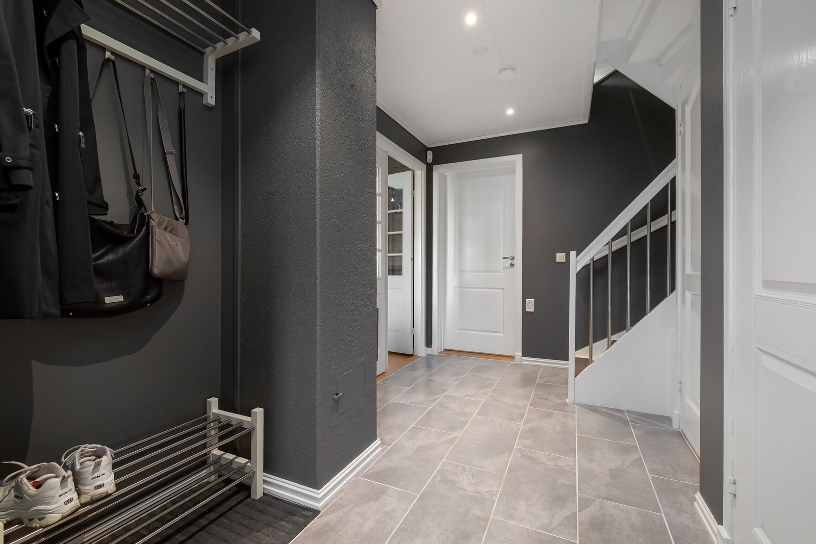 Gang - i underetasje - flislagt gulv med gulvvarme - downlights i himling - plassbygget skyvedørsgarderobe følger Galleribilde