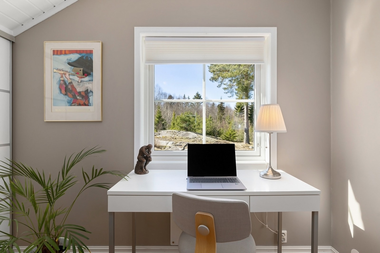 Soverom 3 - fin plass til skrivebord med pent utsyn uten innsyn Galleribilde