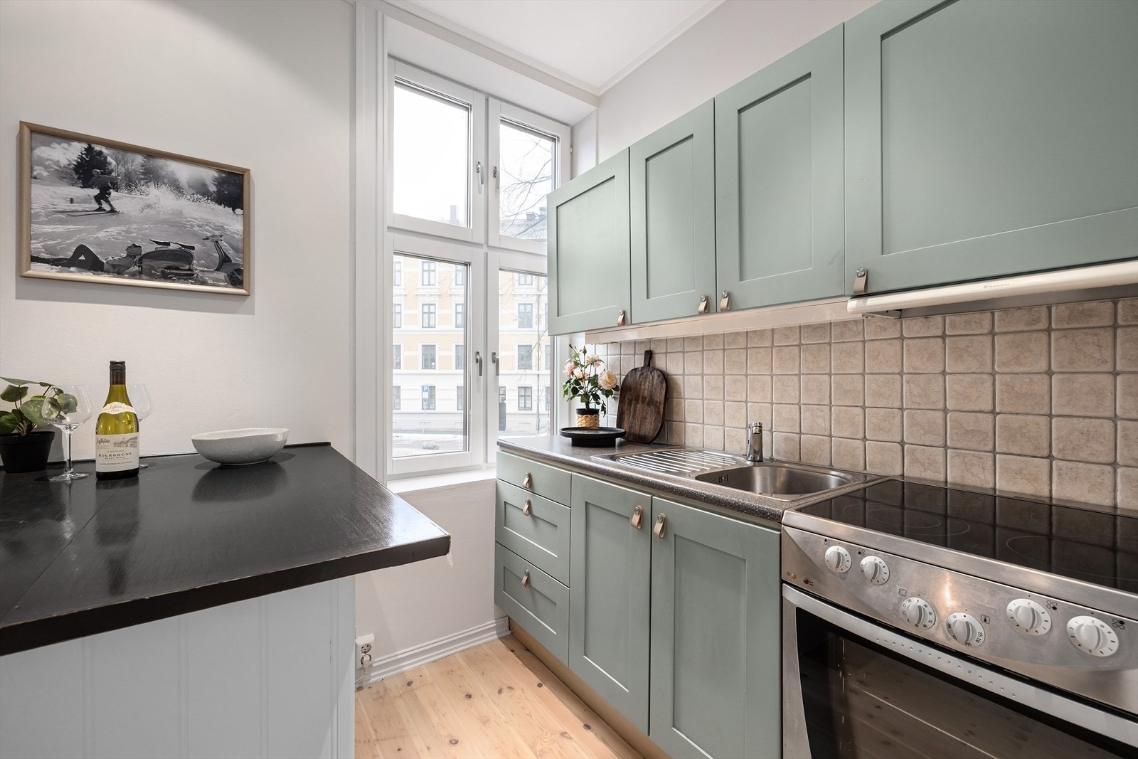 Integrert i innredningen er komfyr og benkekjøleskap. Galleribilde