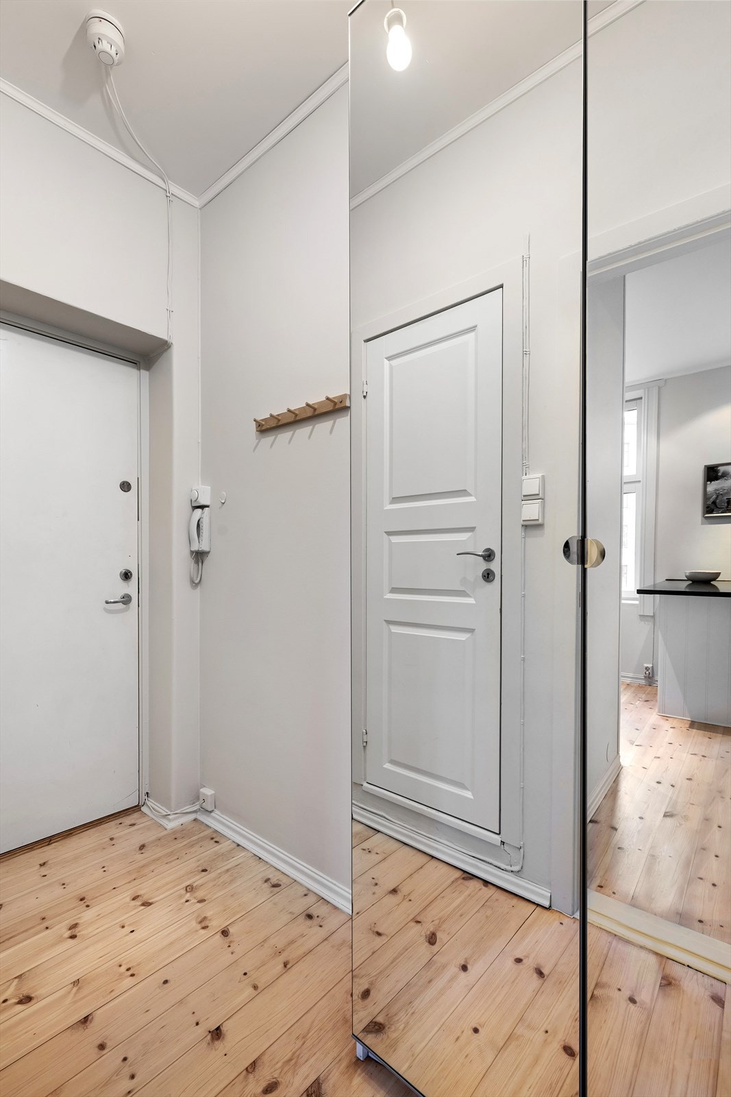 En lys og hyggelig entré ønsker deg velkommen inn. Klesoppbevaring i speil garderobe. Galleribilde