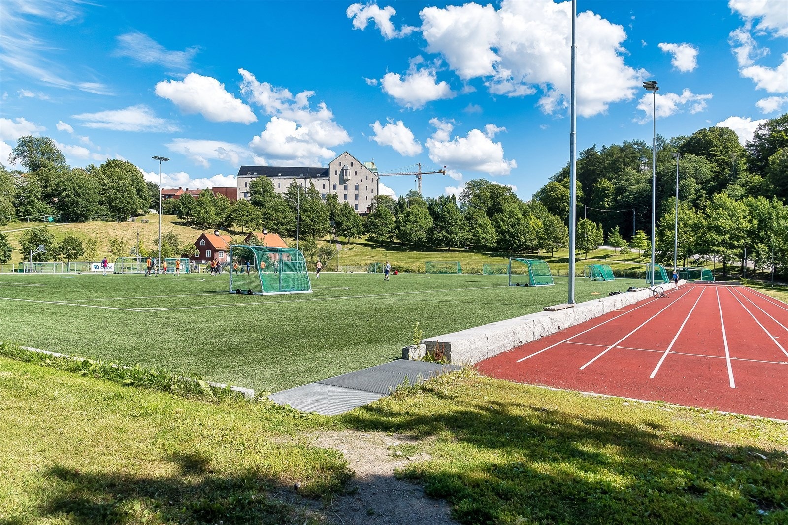 Nærområdet - Nederst på Ola Narr ligger fotballbanen Caltexløkka. Galleribilde