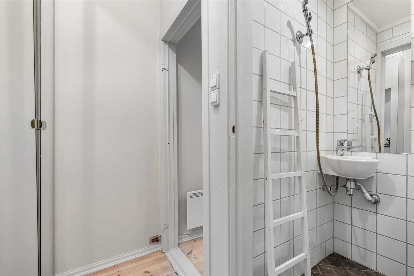 Ifm. entreen tar man seg videre inn til leilighetens bad. Galleribilde