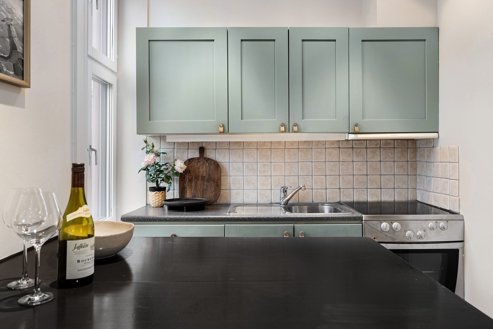 Kjøkkeninnredningen består av malte fronter og laminat benkeplate. Galleribilde