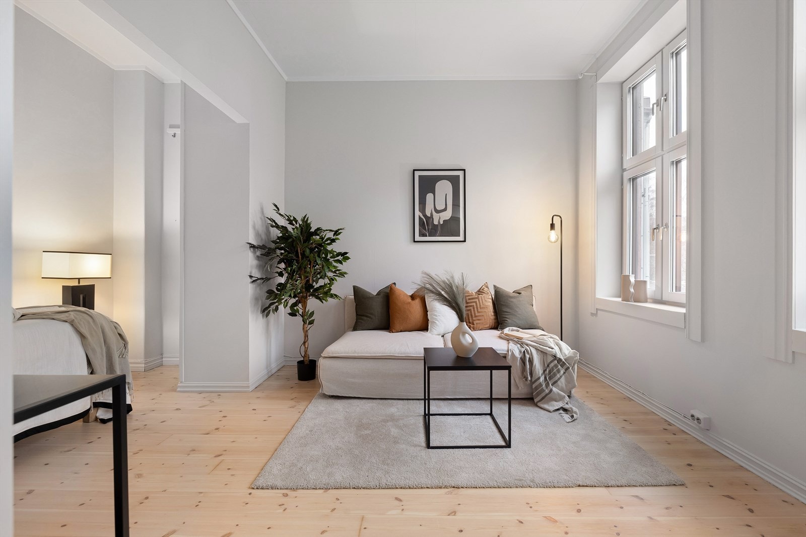 Praktisk beliggenhet i byggets 2. etasje med tre store vinudsflater som gir godt med naturlig lysinnslipp inn. Galleribilde