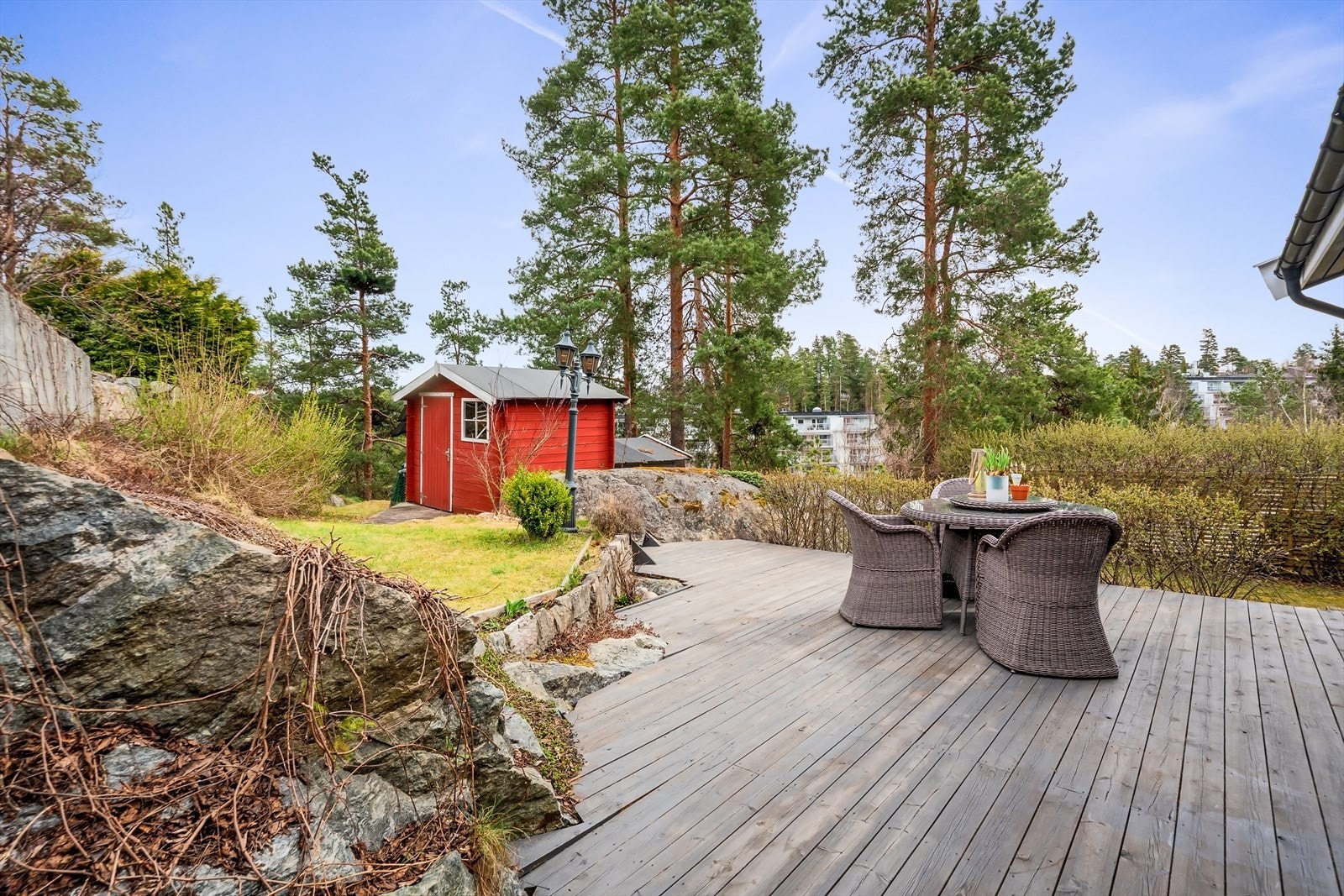 Uteplass og hage med redskapsbod. Galleribilde