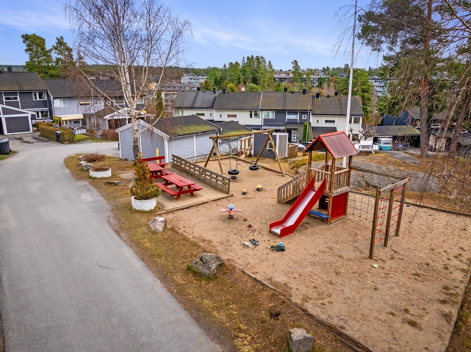 Lekeplass på fellesområde rett utenfor døren. Galleribilde
