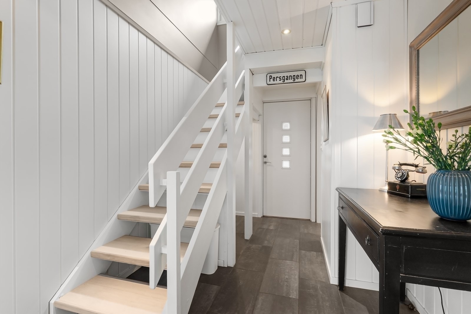 Flislagt gang med skyvedørsgarderobe. Galleribilde