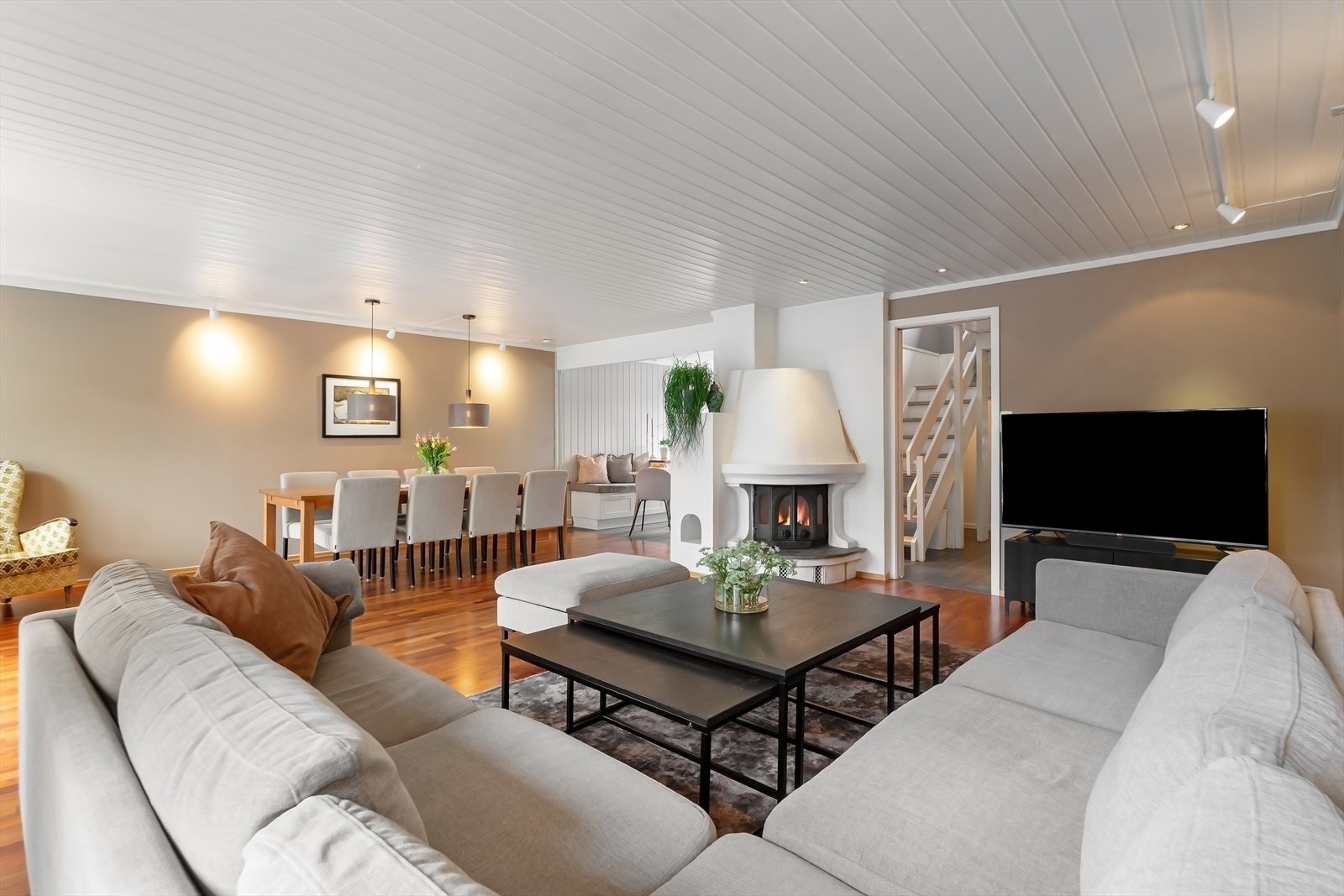 God plass til stor sofa og stort spisebord. Galleribilde