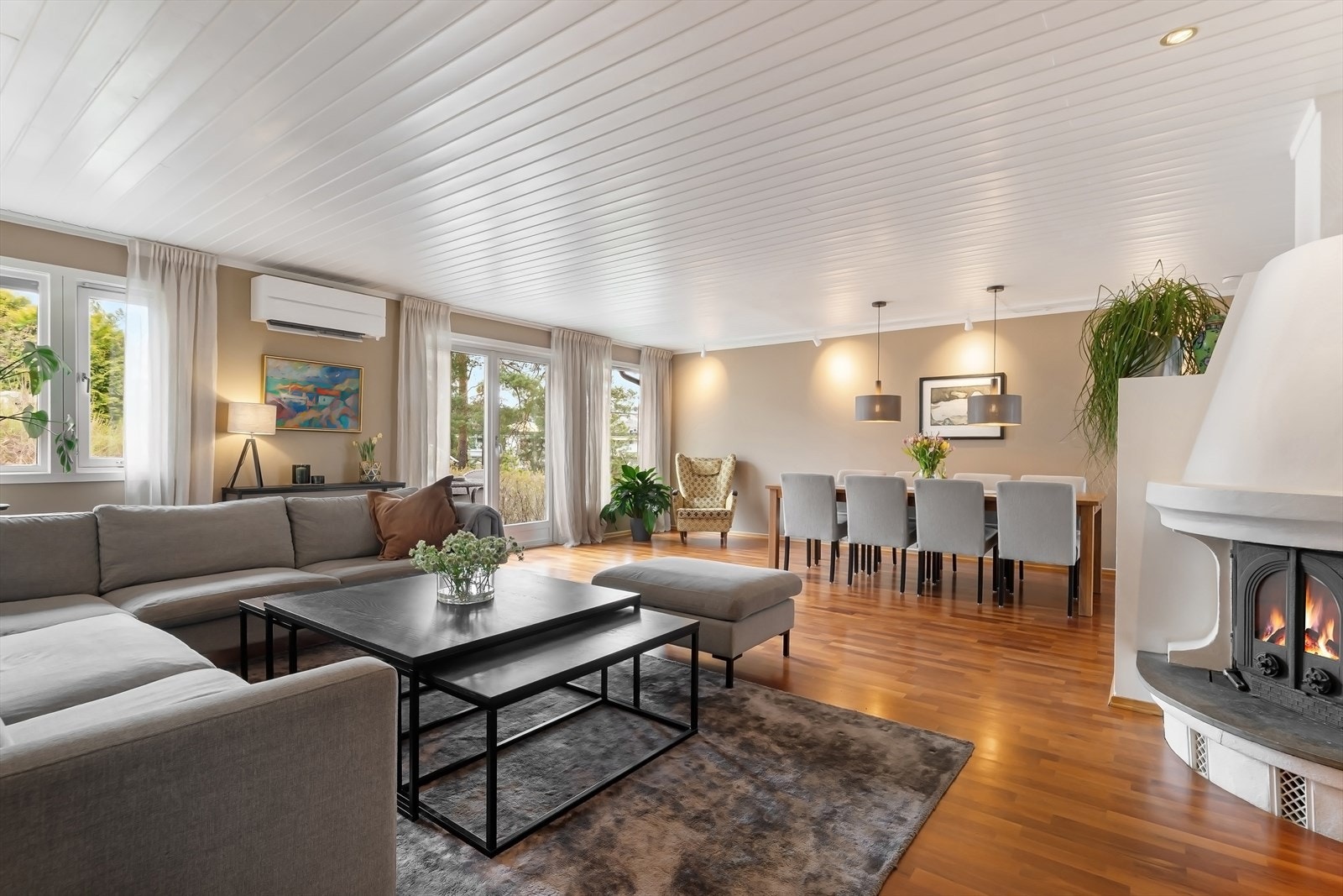 Romslig stue med både peis og varmepumpe. Galleribilde