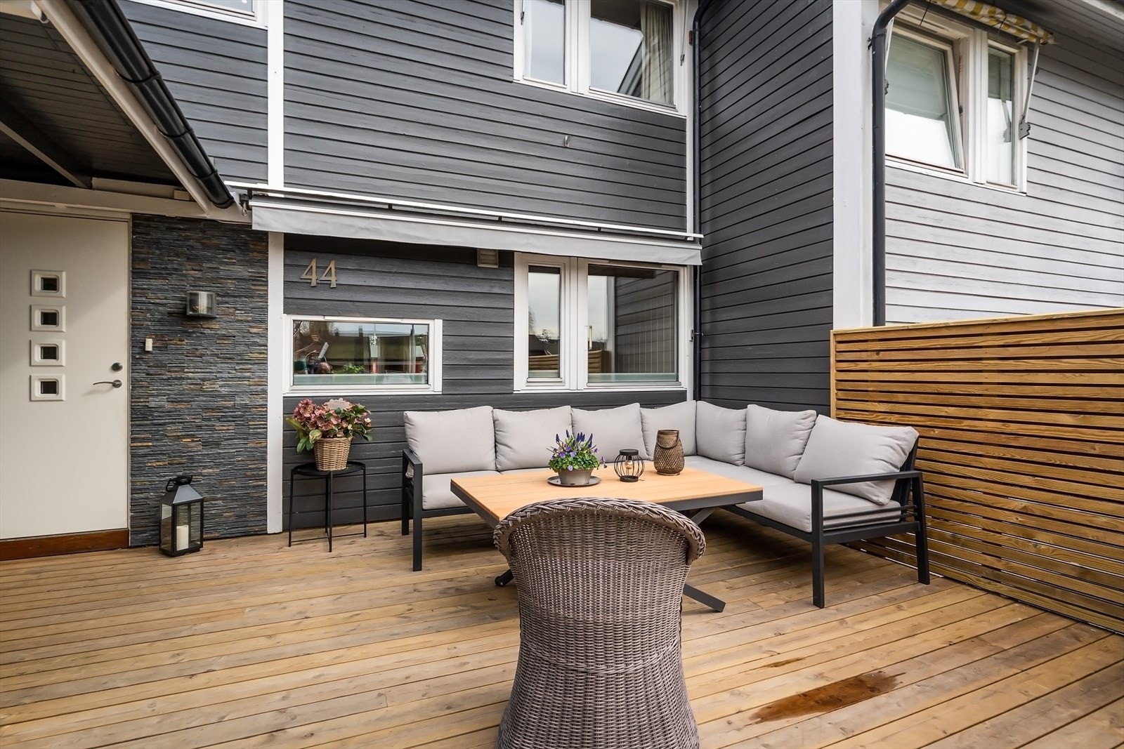 Romslig terrasse med markise. Galleribilde